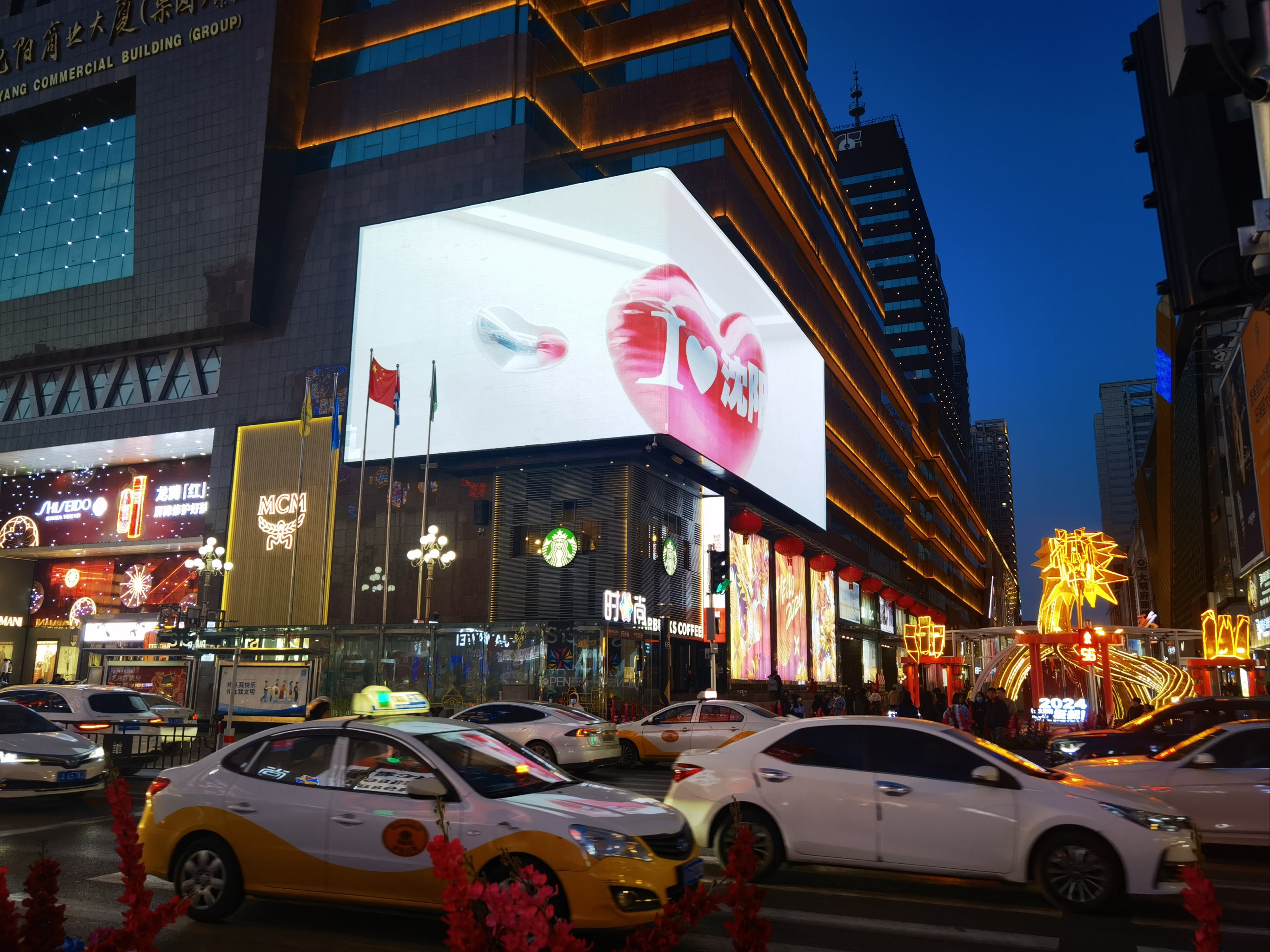 The 1500㎡ Kingaurora outdoor LED display at the core of Changchun Square